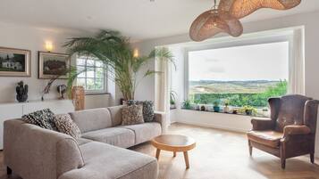 Een televisie, een open haard en een stereo