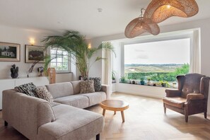TV, fireplace, stereo