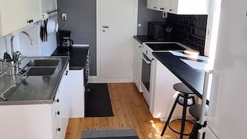 Køleskab, mikrobølgeovn, ovn, kogeplade