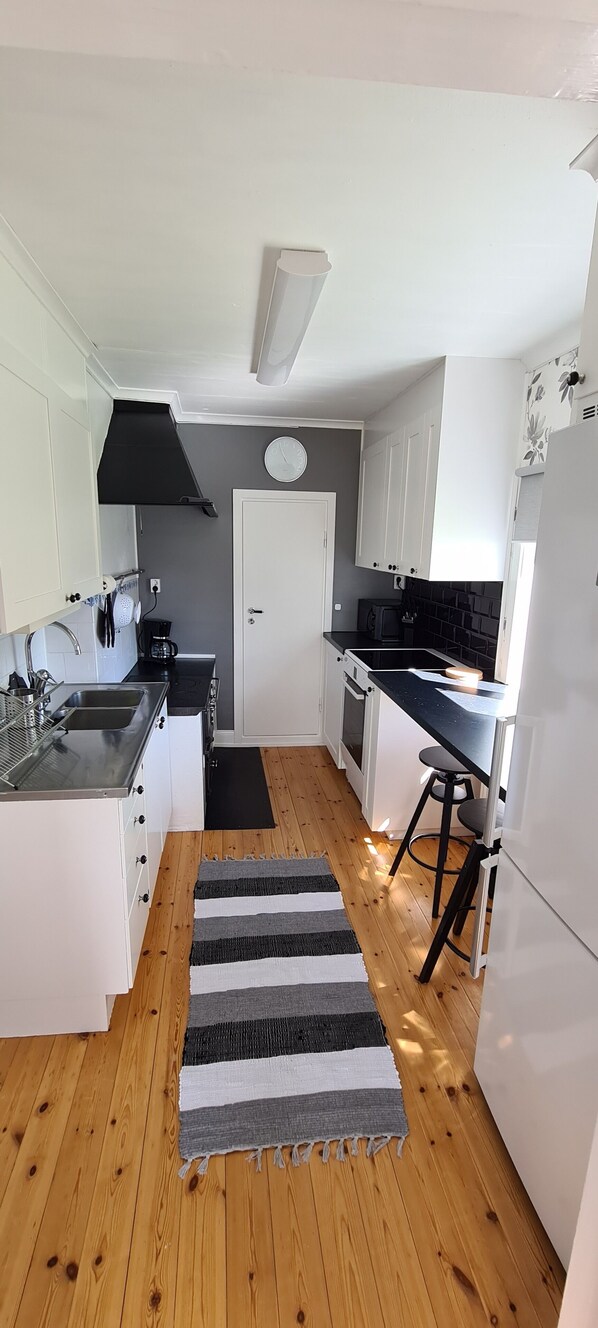 Kjøleskap, mikrobølgeovn, ovn og kokeplater