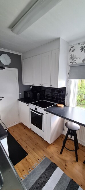Fridge, microwave, oven, stovetop - Hel Stuga för 4 i Härlig Bymiljö (Dalarnas län)