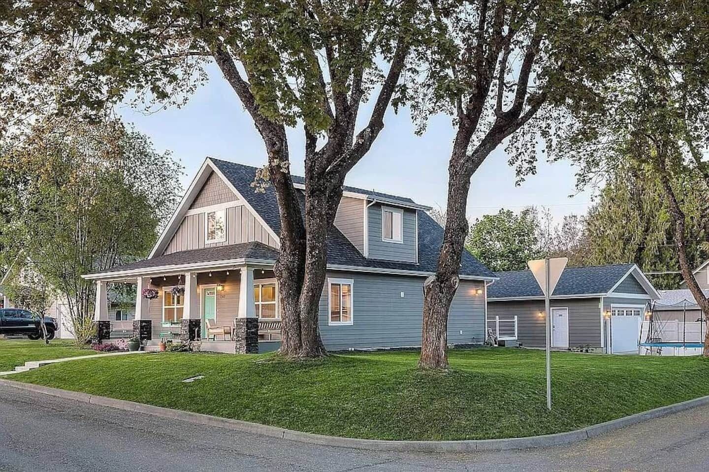 Spacious home W/ hot tub near holiday lightshows and crusies, ski hills & more! 