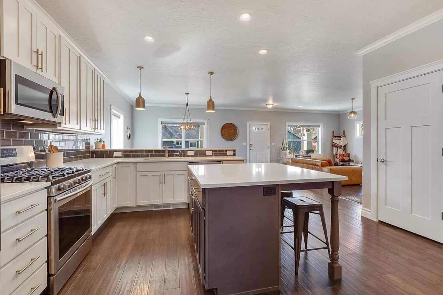 Spacious home W/ hot tub near holiday lightshows and crusies, ski hills & more! 