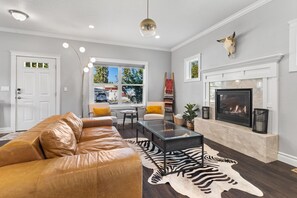 Smart TV, chimenea, videojuegos y libros