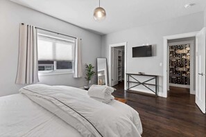 3 bedrooms, desk, iron/ironing board, travel crib