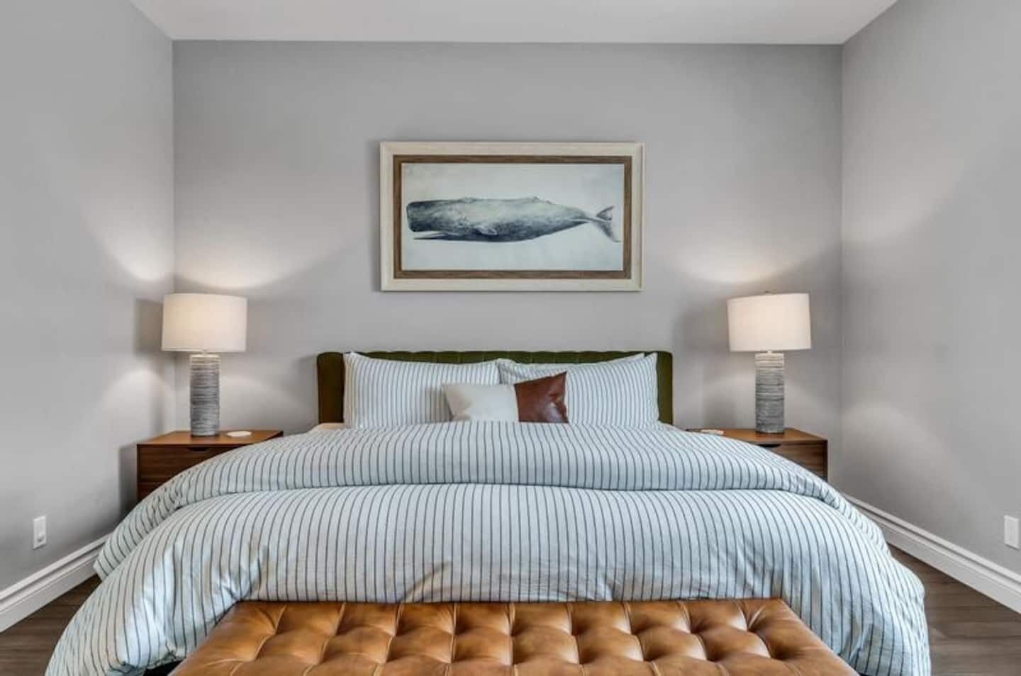 Spacious home W/ hot tub near holiday lightshows and crusies, ski hills & more! 