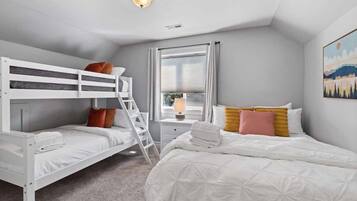 2 slaapkamers, een bureau, een strijkplank/strijkijzer, reisbedje