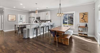 Family fun home with hot tub, arcade and zipline