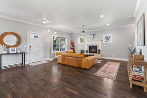 Smart-TV, Kamin, Videospiele, Bücher