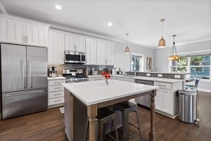 Fridge, microwave, oven, stovetop - Family fun home with hot tub, arcade and zipline (Coeur d'Alene)