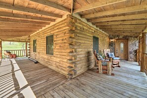 Terrace/patio - Eureka Springs Area Cabin w/ Deck + 7 Acres! (Berryville)