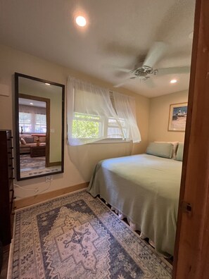 1 bedroom, desk, WiFi, bed sheets