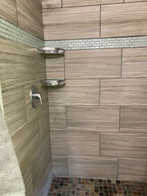 Ducha, toallas, jabón y papel higiénico