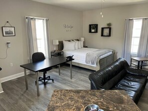 Tabla de planchar con plancha, wifi y ropa de cama