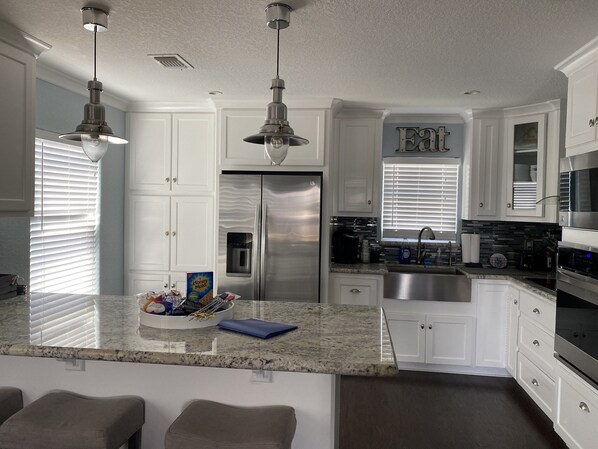 Jääkaappi, mikroaaltouuni, uuni, liesi