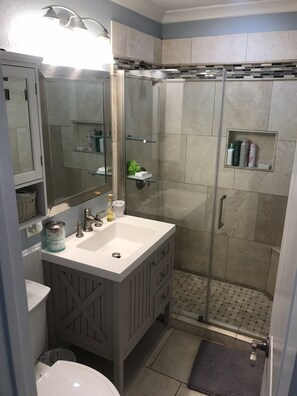 Dusche, Haartrockner, Handtücher, Seife