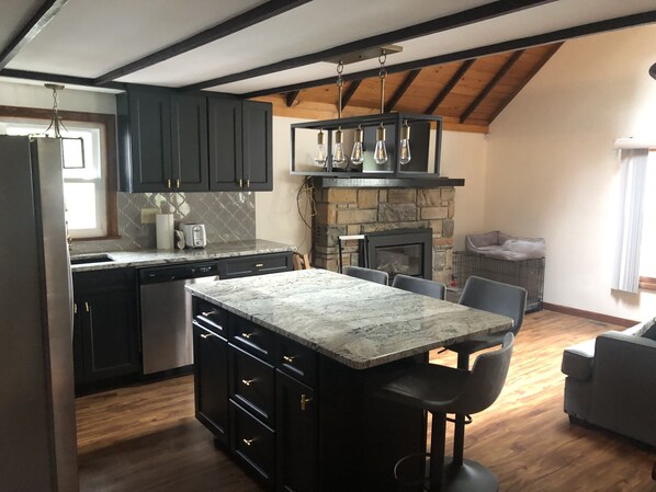 Fridge, microwave, oven, stovetop - Lakefront Cabin (15 minutes from Jack Frost, 25 minutes from Camelback) (Pocono Lake)