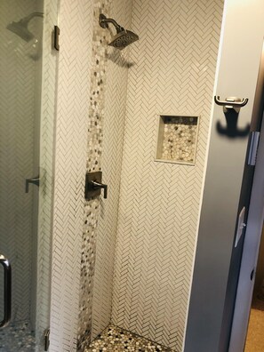 Combined shower/tub, hair dryer, towels