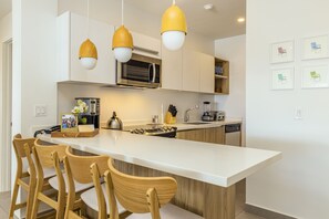 Frigorifero, microonde, forno, piano cottura