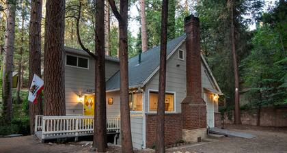 Pine Tree Hideaway with flat property/parking