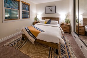 2 habitaciones, tabla de planchar con plancha y cuna de viaje