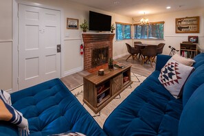 Smart TV, chimenea y biblioteca musical