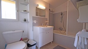 Bathroom - House T3 for 4 people - Swimming pool - Air conditionning - WiFi - Terrace - Sainte Maxime -... (STE MAXIME)