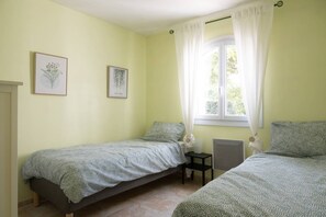 4 bedrooms, free WiFi - Villa for 8 people with heated pool and a small sea view in the Valcros estate in La Londe les... (LA LONDE LES MAURES)