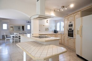Kühlschrank, Mikrowelle, Ofen, Geschirrspüler