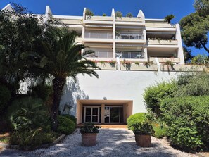Exterior - Large terrace with sea view, plancha, swimming pool, Wi-Fi, 2 bedrooms (LA SEYNE SUR MER)
