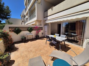Outdoor dining - Large terrace with sea view, plancha, swimming pool, Wi-Fi, 2 bedrooms (LA SEYNE SUR MER)