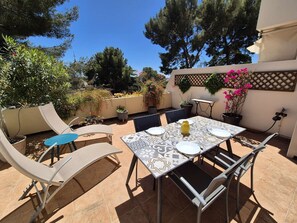Outdoor dining - Large terrace with sea view, plancha, swimming pool, Wi-Fi, 2 bedrooms (LA SEYNE SUR MER)