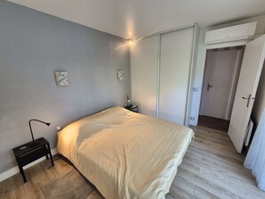 2 bedrooms - Large terrace with sea view, plancha, swimming pool, Wi-Fi, 2 bedrooms (LA SEYNE SUR MER)