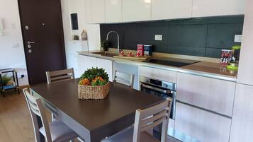 Frigorifero, microonde, forno, piano cottura