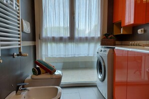 Douche, séchoir à cheveux, bidet, serviettes fournies