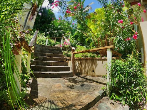 2 Bdrm w/ Car, Pool, & AC in Cruz Bay, STJ