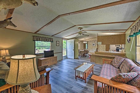 テレビ. Secluded Woodsy Cabin: Hike, Fish, Hunt + ATV!