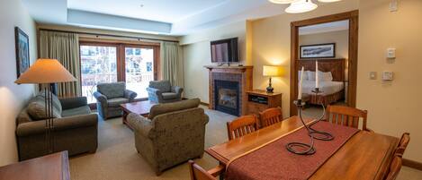 Apartamento, 1 habitación | Sala de estar | Una televisión, una chimenea