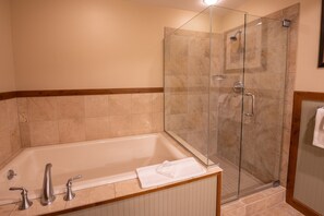 Apartment, 1 Schlafzimmer | Badezimmer | Handtücher, Shampoo