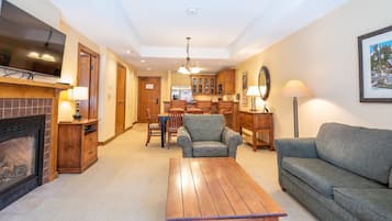 Condo, 1 quarto | Sala de estar | TV, lareira