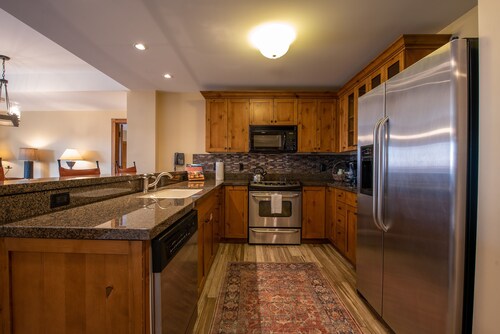 Beautifully Renovated Two Bedroom Condo with a Balcony in Mountaineer Square 2 Condo - No Cleaning Fee! by RedAwning