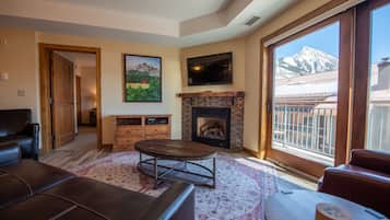 Condo, 2 phòng ngủ | Khu phòng khách | TV, lò sưởi