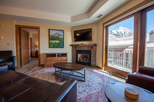 Beautifully Renovated Two Bedroom Condo with a Balcony in Mountaineer Square 2 Condo - No Cleaning Fee! by RedAwning