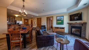 Condo, 2 Bedrooms | Dining