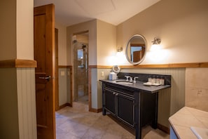 Apartment, 2 Schlafzimmer | Badezimmer | Handtücher, Shampoo