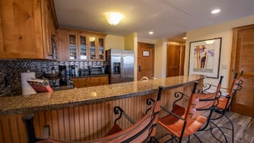 Condo, 2 phòng ngủ | Bếp riêng | Tủ lạnh, lò nướng, dụng cụ pha cà phê/trà, lò nướng bánh mì