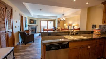 Condo, 2 phòng ngủ | Bếp riêng | Tủ lạnh, lò nướng, dụng cụ pha cà phê/trà, lò nướng bánh mì