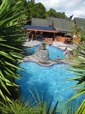 室外游泳池，恒温泳池