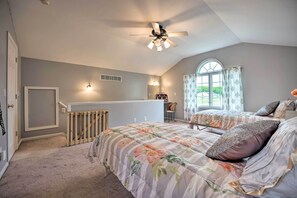 3 bedrooms, desk, Internet, bed sheets - Beautiful Irish Hills Farmhouse w/ Fire Pit! (Onsted)