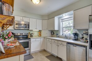 Fridge, microwave, stovetop, dishwasher - Pet-Friendly Lakehouse: View Tower + Fire Pit! (Leesville)